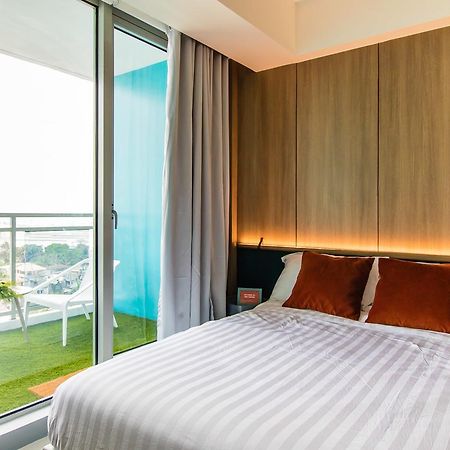 Azure Urban Beach Resort Manila By Radlett Exteriör bild