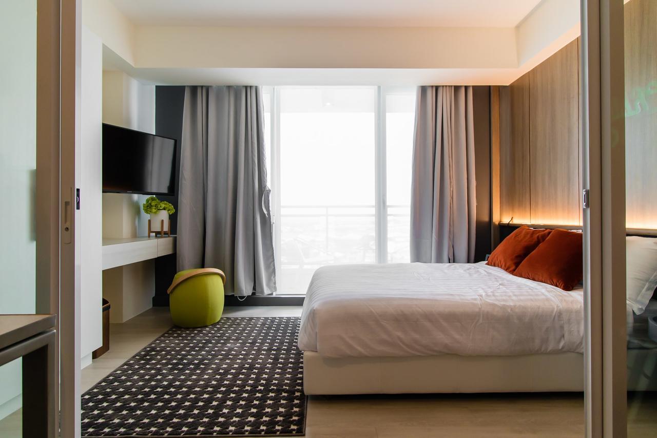 Azure Urban Beach Resort Manila By Radlett Exteriör bild